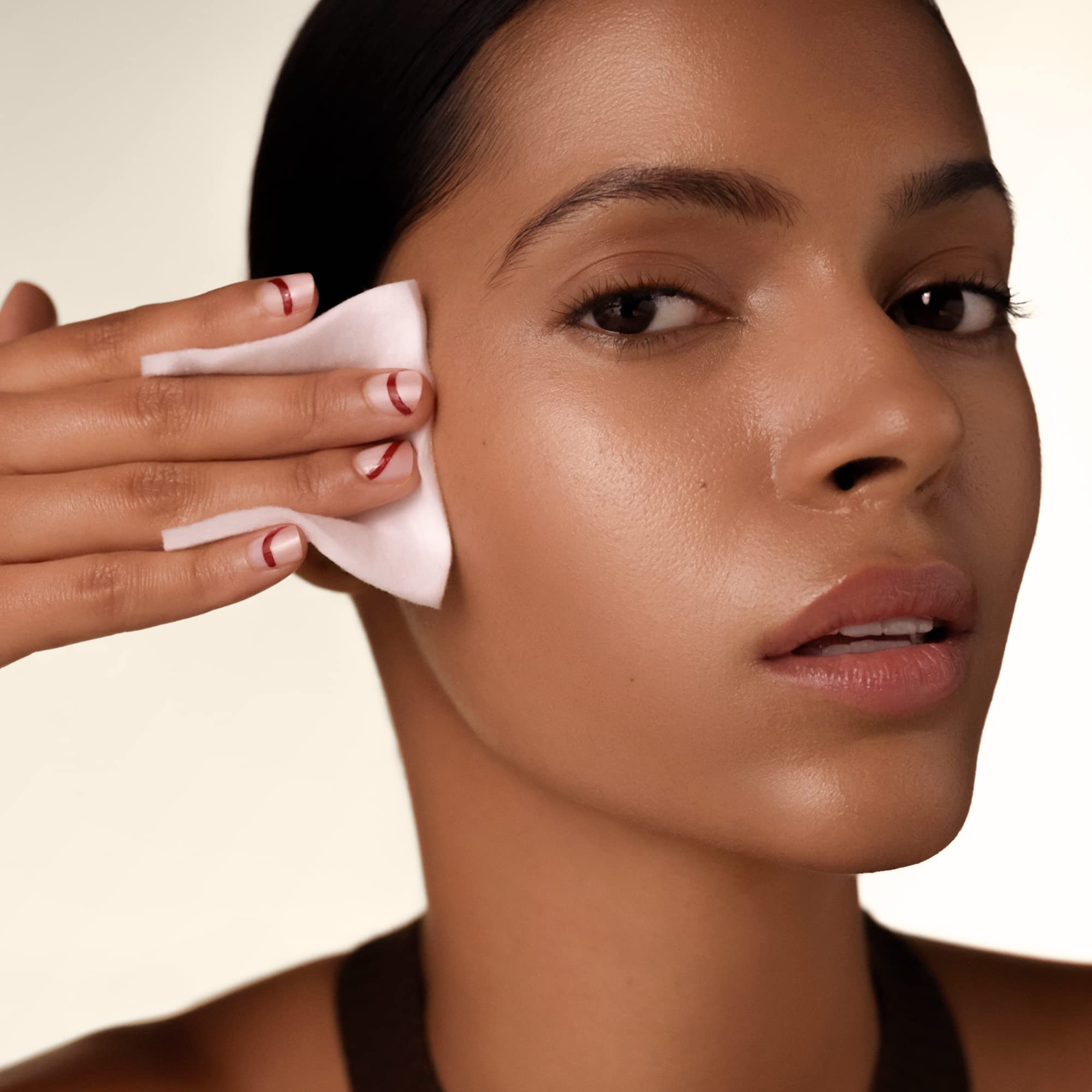 Desmaquillado suave con almohadillas de algodón Shiseido y control del producto.