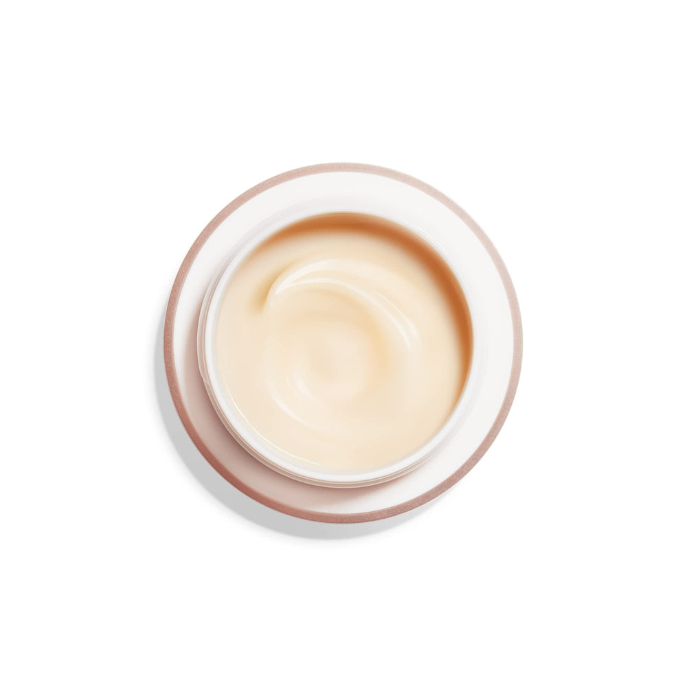 Detalle de aplicación en las manos con la crema Benefiance.