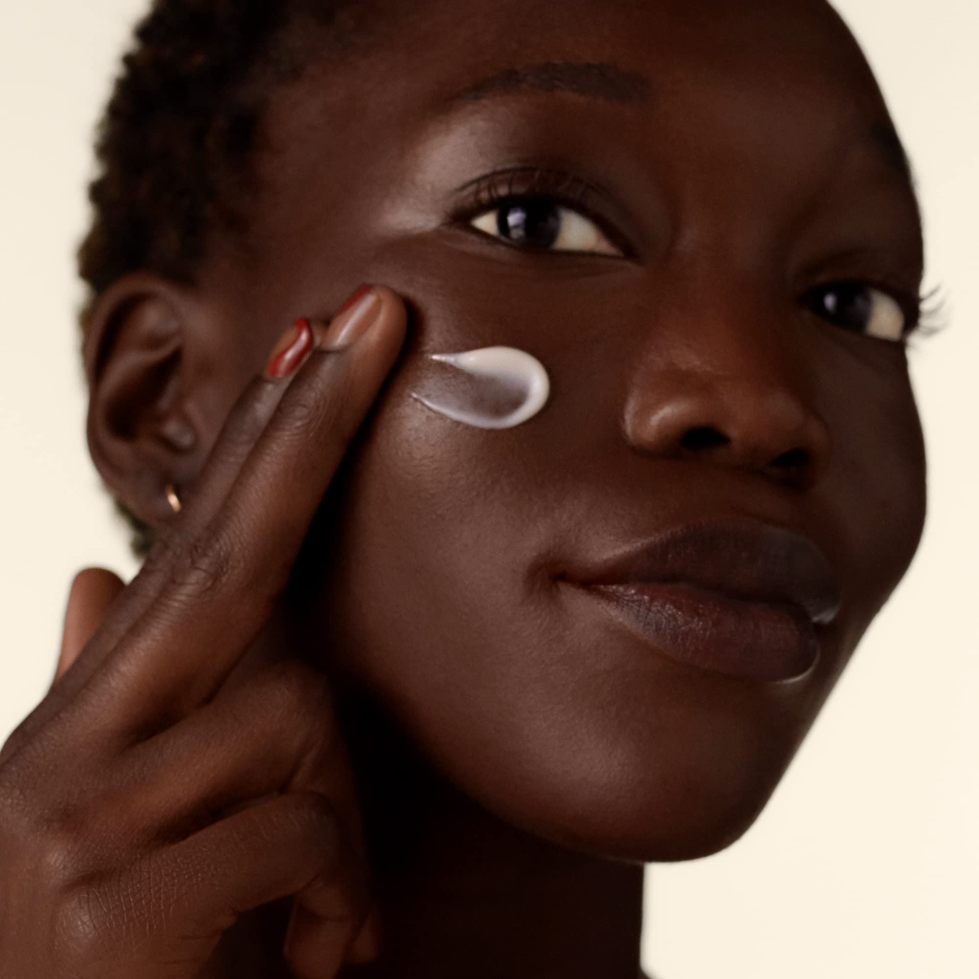 Application matin et soir sur le visage, routine simplifiée.