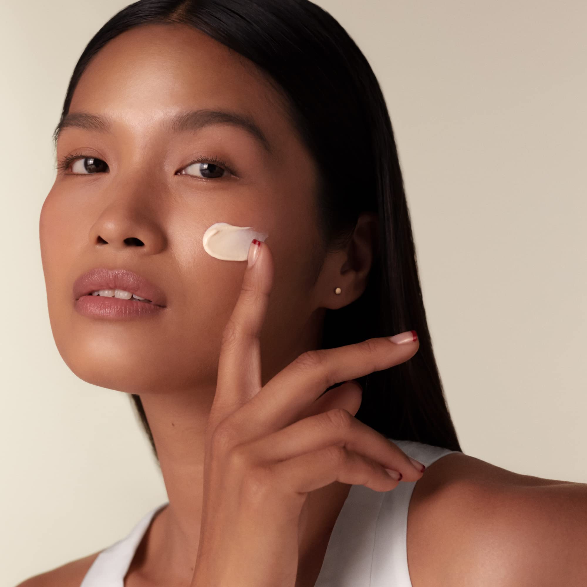 Shiseido Benefiance crema de día cuida el cuello para un aspecto definido.