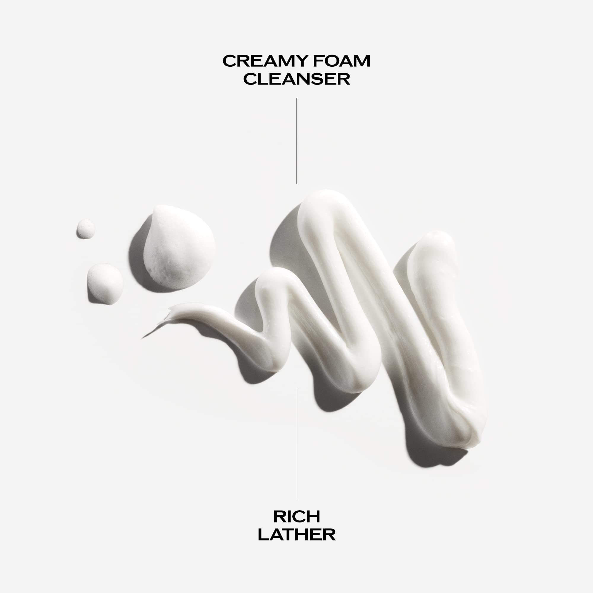 Textura cremosa de la espuma Shiseido limpia la piel con suavidad.