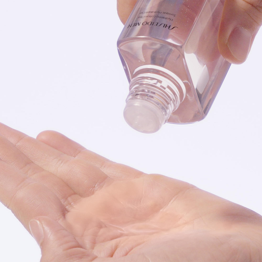 Shiseido Men Loción Hidratante Clear, aplicación suave en rostro tras limpieza.