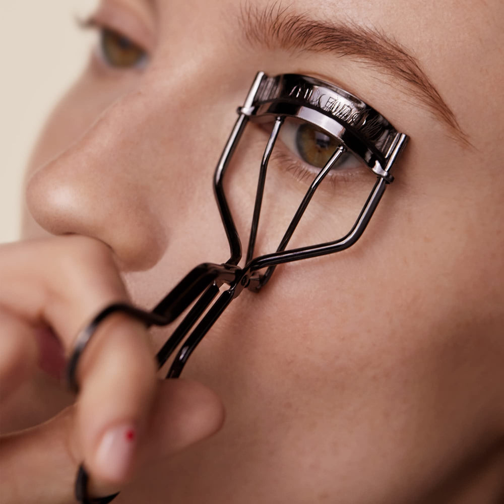 Tecnología ergonómica Shiseido en el rizador para mayor comodidad