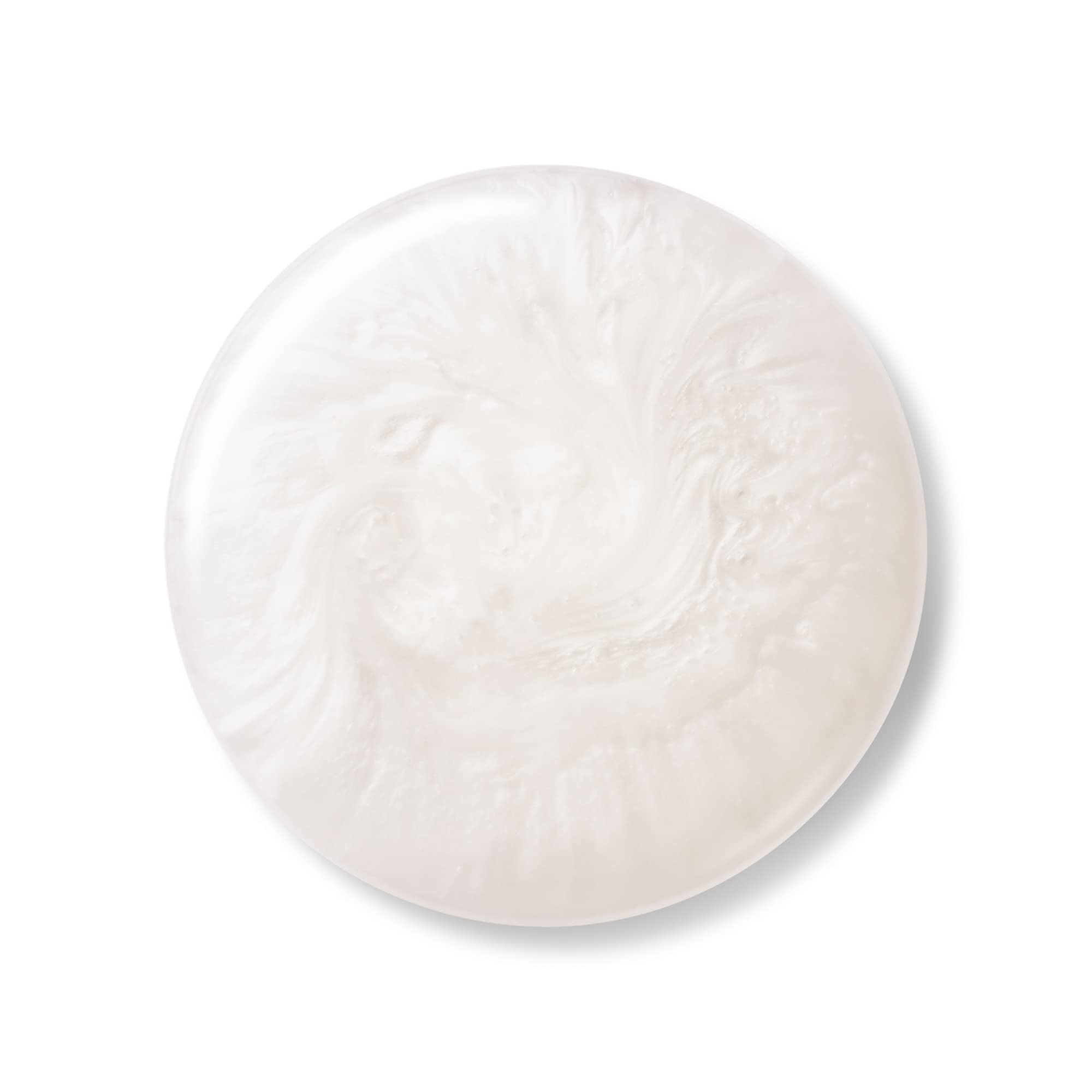 Shiseido Textura cremosa en palma, limpieza suave para piel seca.