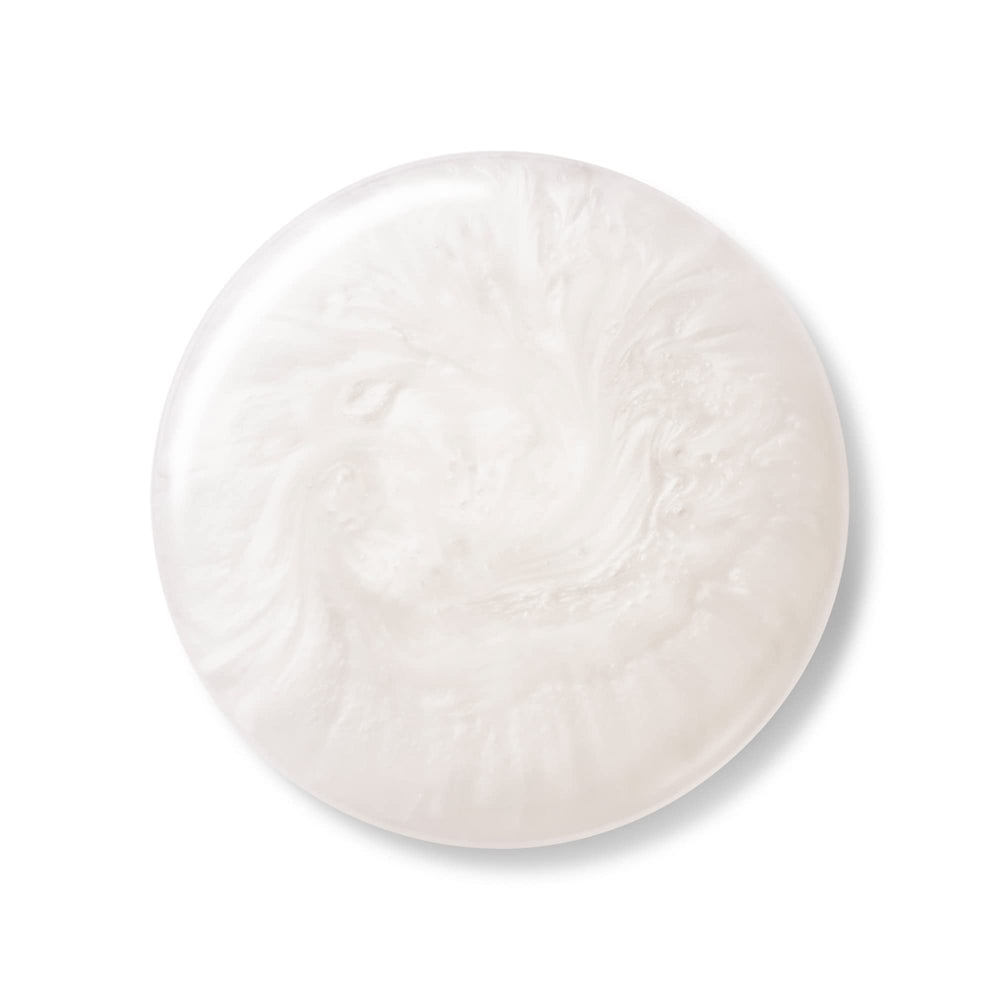 Shiseido Textura cremosa en palma, limpieza suave para piel seca.