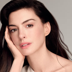 Espátula incluida para aplicar dos gotas en Shiseido Vital Perfection en el rostro