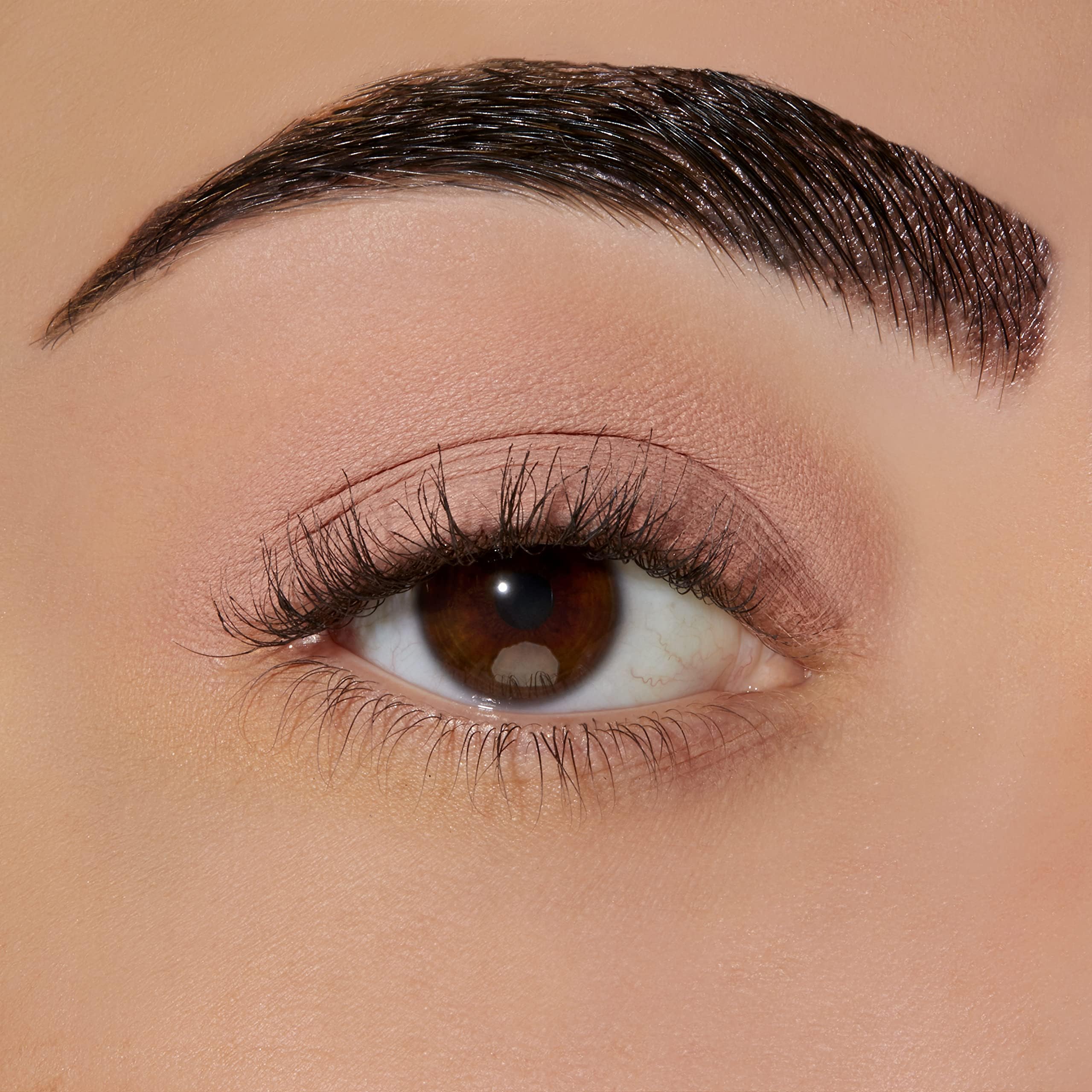 Sigma Beauty primer-ojos aplicado en parpado para precision