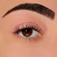 Sigma Beauty primer-ojos aplicado en parpado para precision