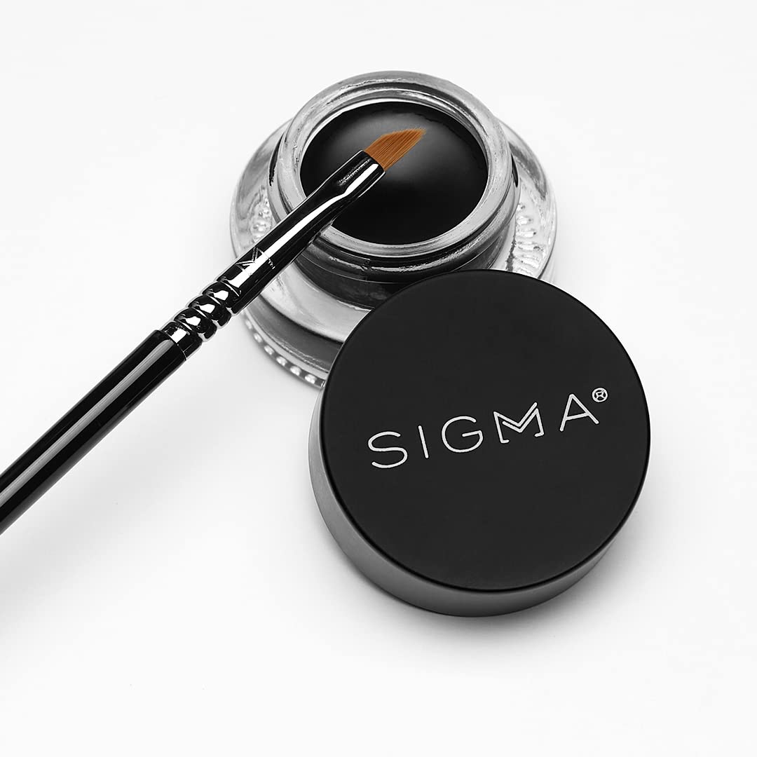 Sigma Beauty E06: aplicación precisa del delineador con bordes angulados.