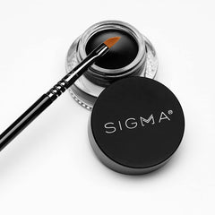 Sigma Beauty E06: aplicación precisa del delineador con bordes angulados.