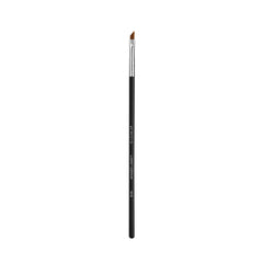 Sigma Beauty E06: cepillo delineador ojo angulado fino para trazos precisos.