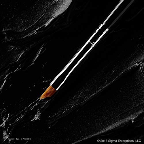 Sigma Beauty E06: mango de madera negro para agarre cómodo y control.