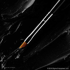 Sigma Beauty E06: mango de madera negro para agarre cómodo y control.