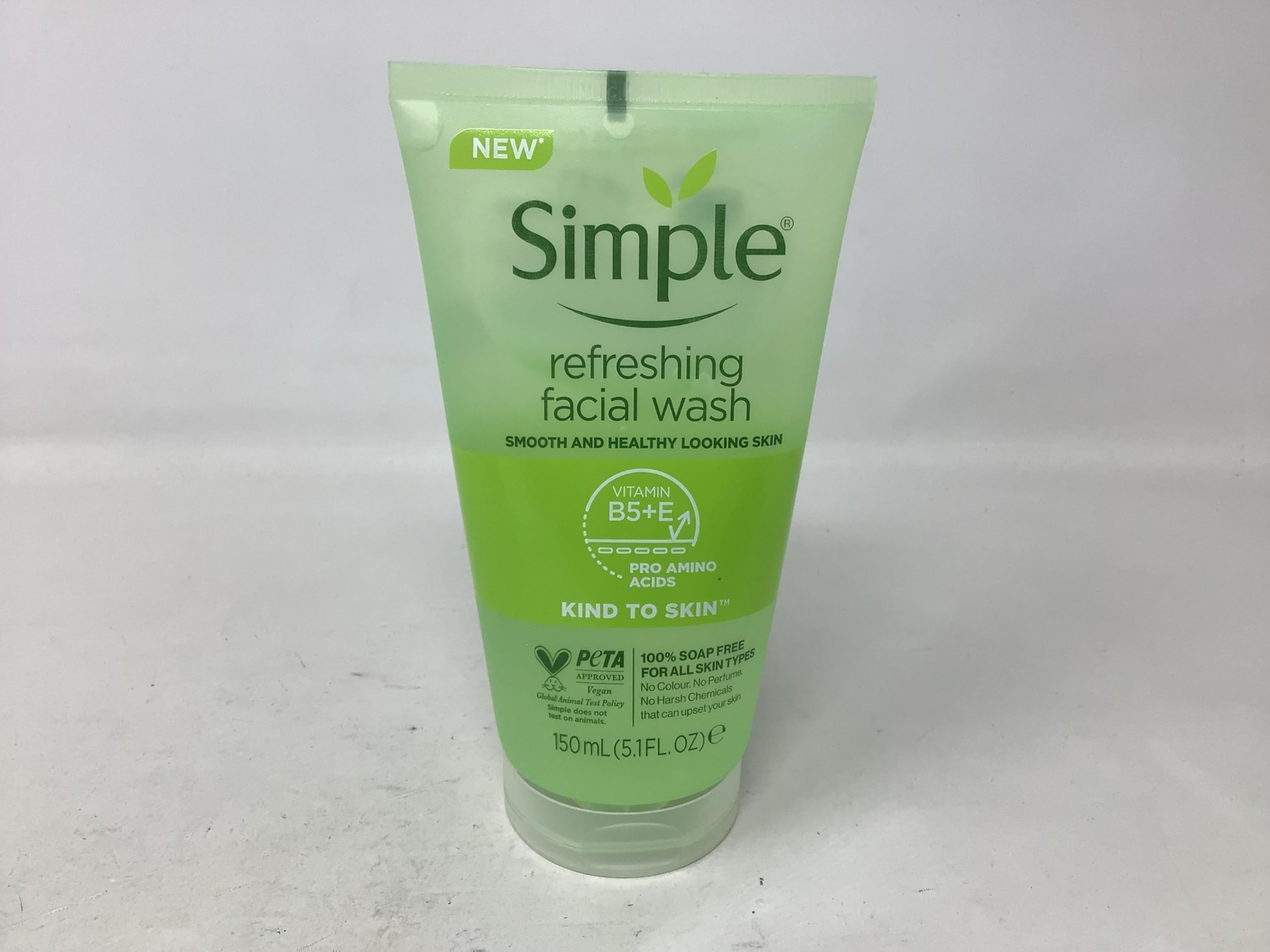 Simple gel facial sin jabón para limpieza diaria en piel sensible.