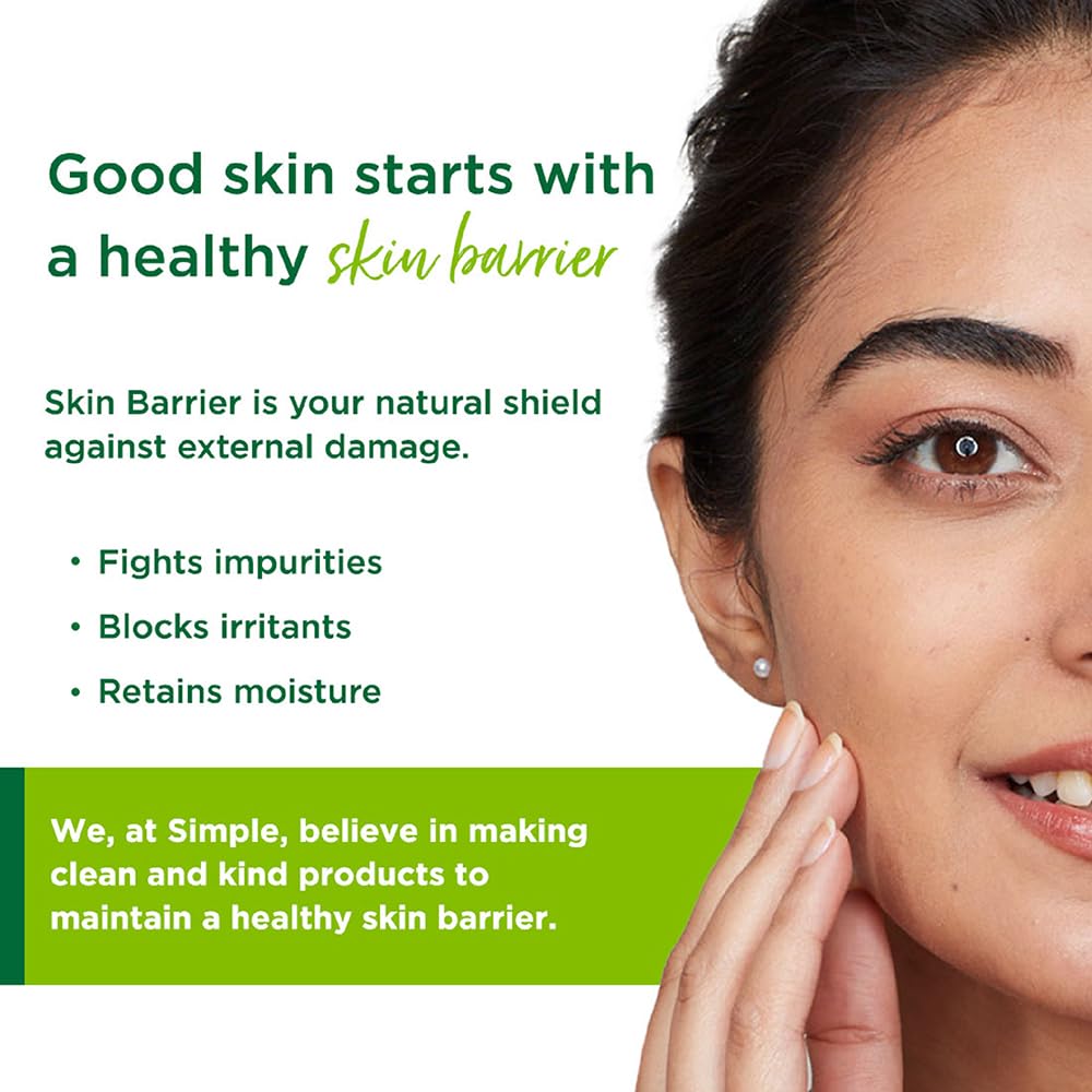 Aplicación suave de Simple Kind To Skin Agua Micelar en las manos.