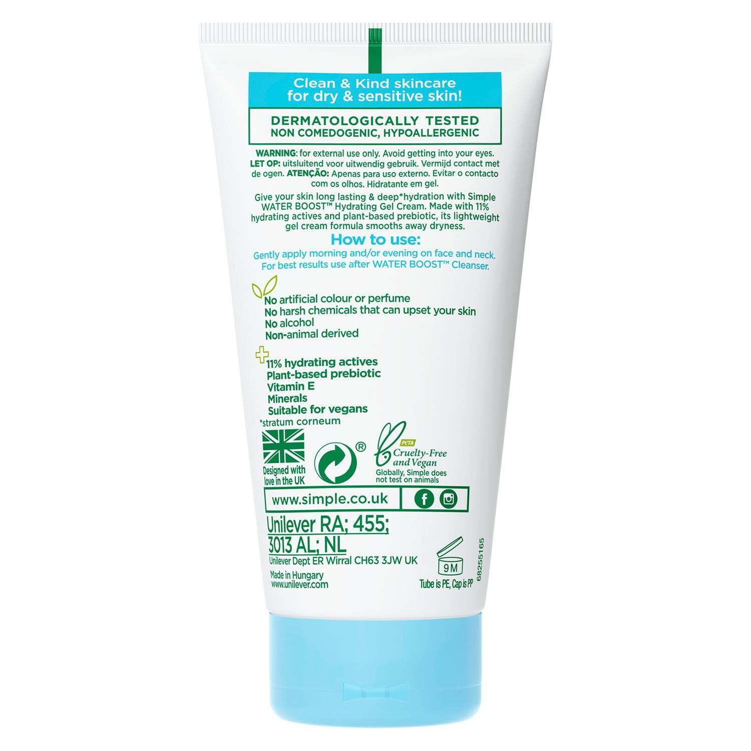 Aplicación en el rostro con Simple Water Boost, sensación fresca y de rápida absorción.