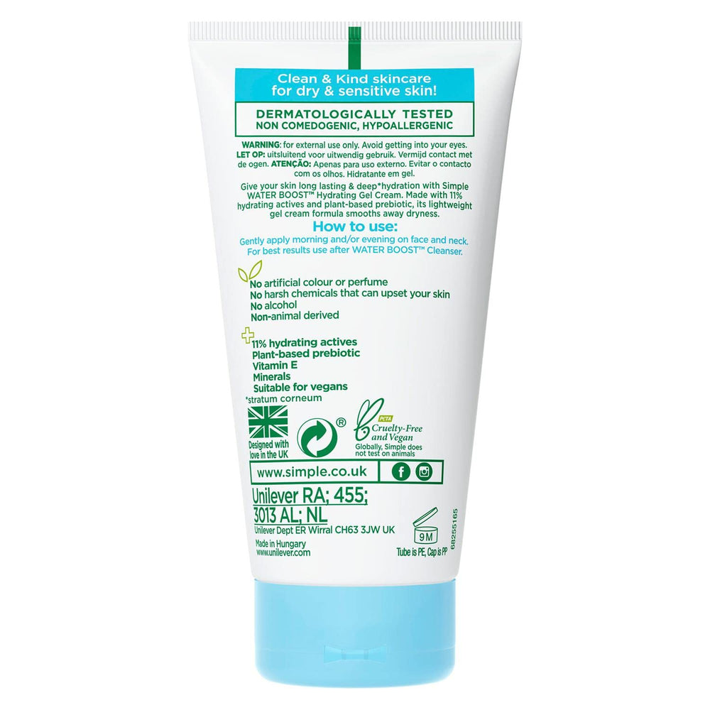 Aplicación en el rostro con Simple Water Boost, sensación fresca y de rápida absorción.