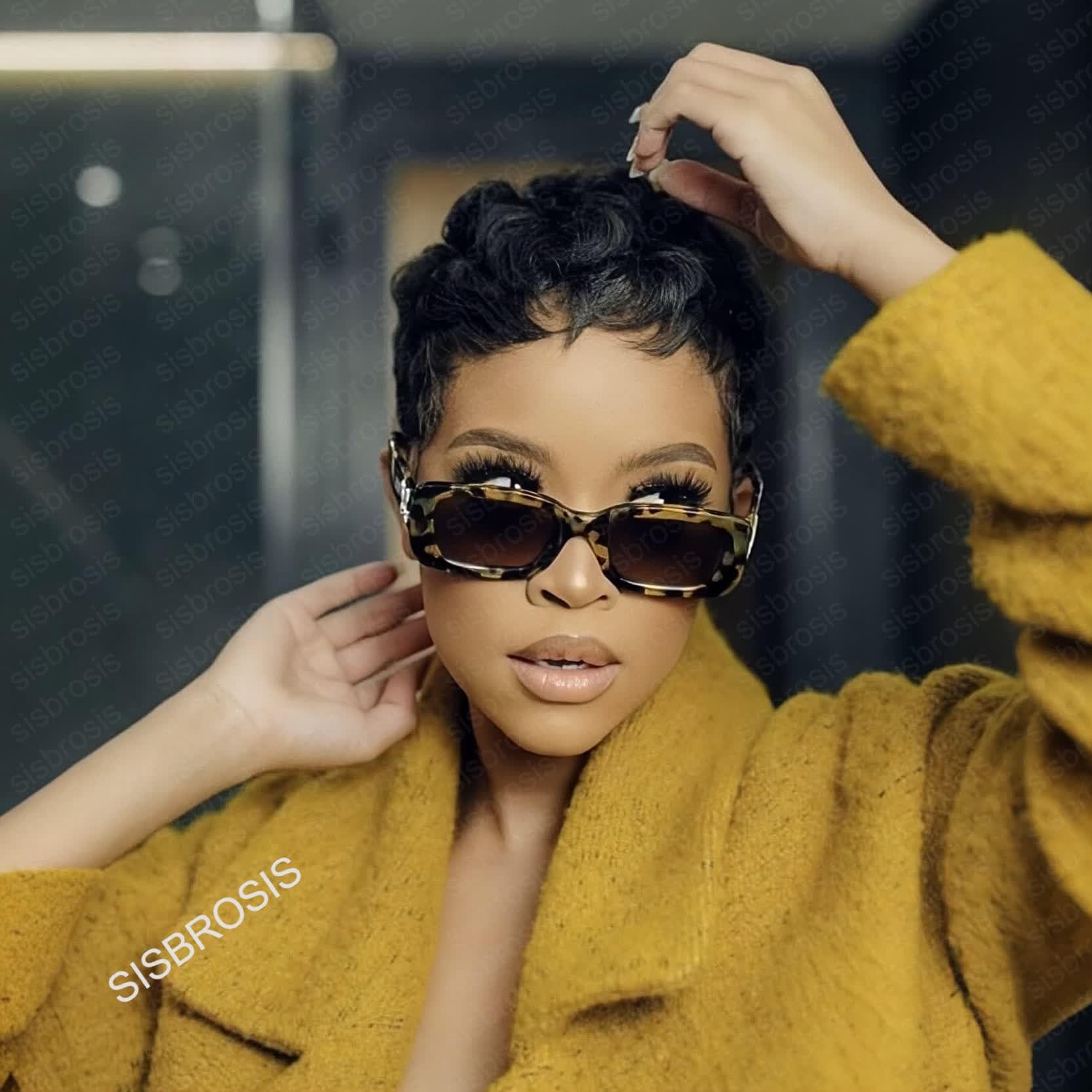 Mujer llevando SisBroSis pixie: estilo listo para usar.