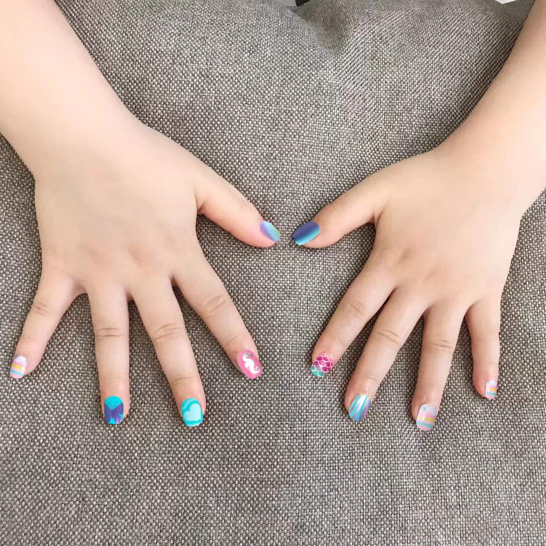 Acabado brillante y aspecto natural en uñas cortas SIUSIO.