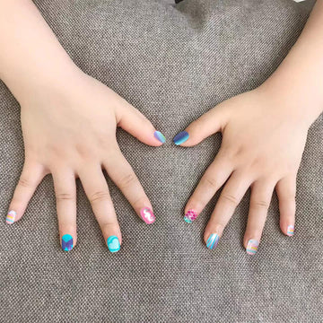 Acabado brillante y aspecto natural en uñas cortas SIUSIO.