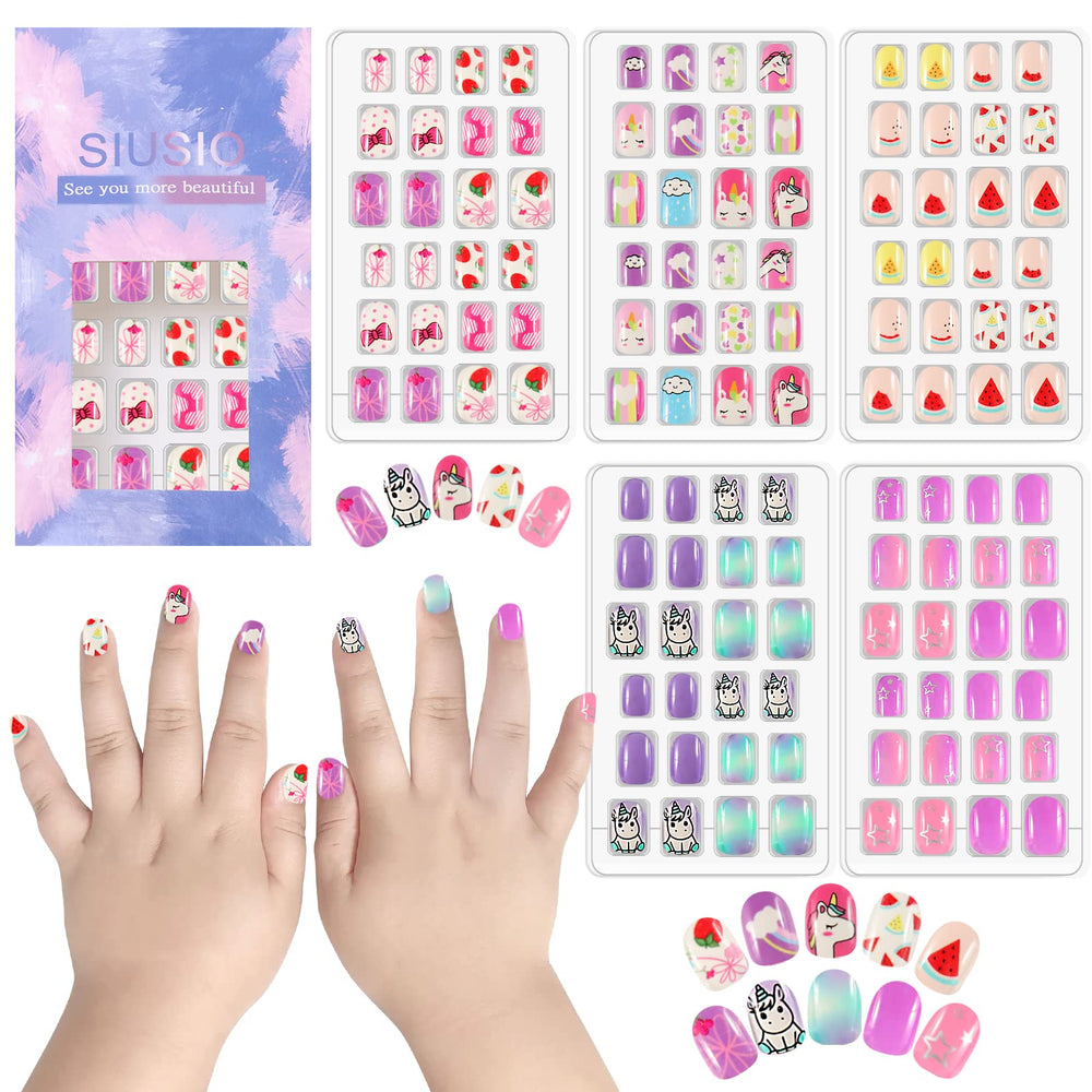 Uñas infantiles Siusio con unicornio y brillos arcoíris para fiestas.