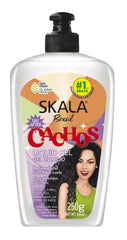 Skala Expert gel líquido Más Cachos en botella, define rizos y aporta hidratación.
