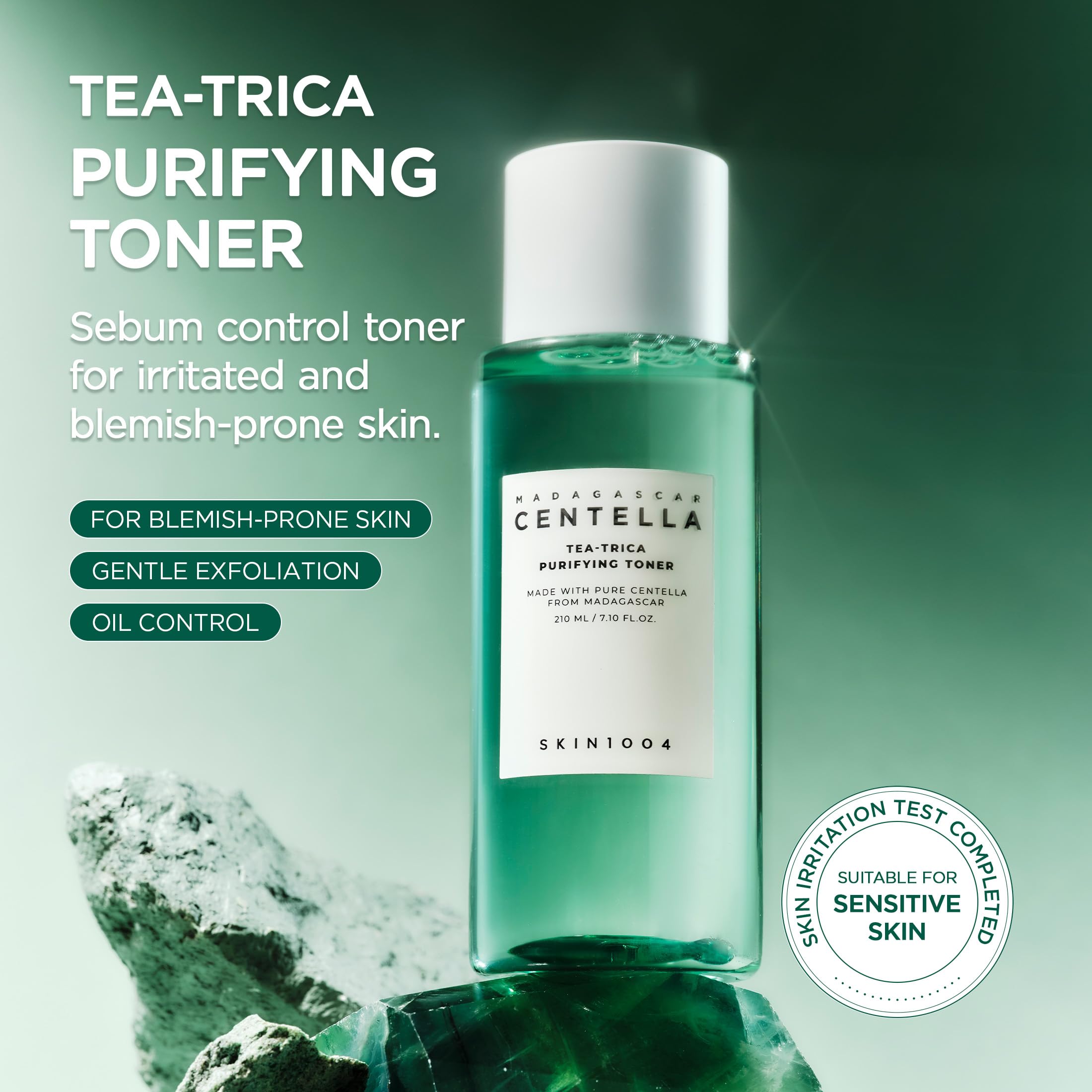Tónico Tea-Trica de SKIN1004, aplicación en las palmas para absorción suave.