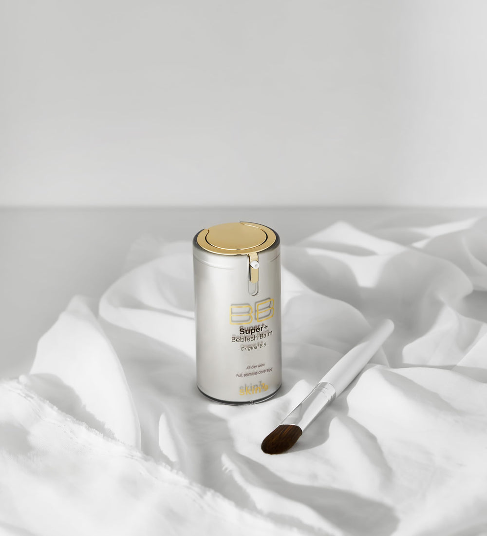 Aplicación suave de SKIN79 Beblesh Balm para cubrir imperfecciones con acabado natural.