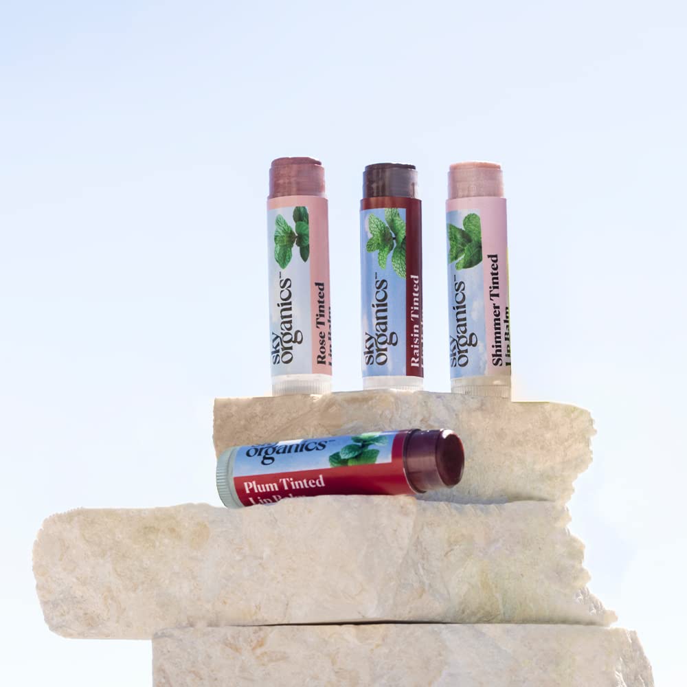 Labial tintado Sky Organics, envase sin crueldad para uso diario.