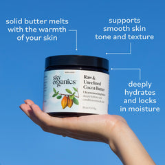 Sky Organics manteca cacao aplicación en manos para hidratación visible.