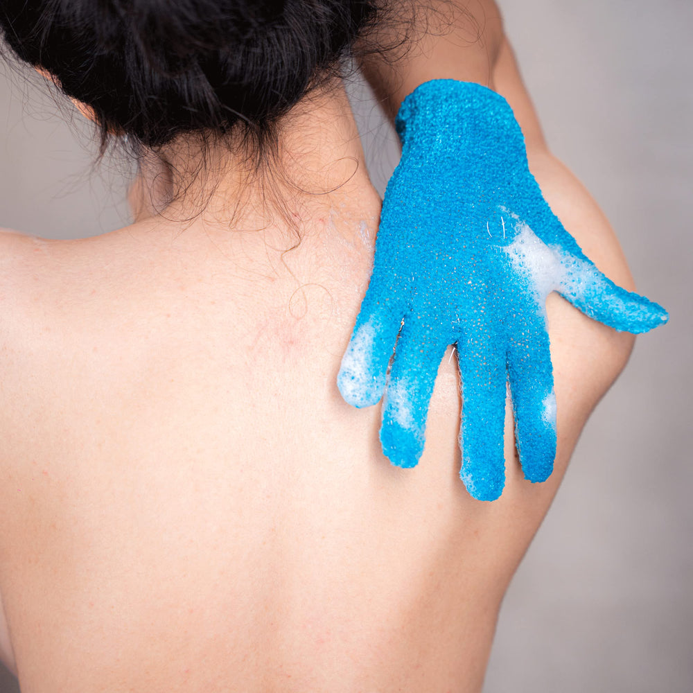 Guantes Slick Solutions para desbloquear poros y mejorar la piel del torso.