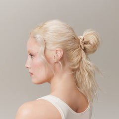 SLIP Silk Skinny Scrunchies Rubio, ajuste suave para peinados seguros.