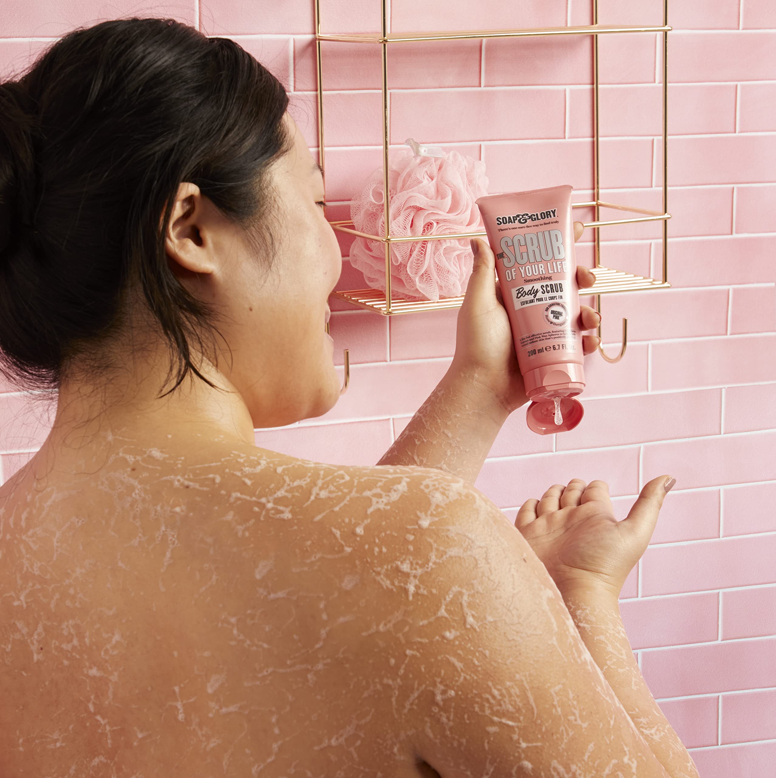 Fragancia de bergamota y rosa del exfoliante Original Pink para ducha sensorial.