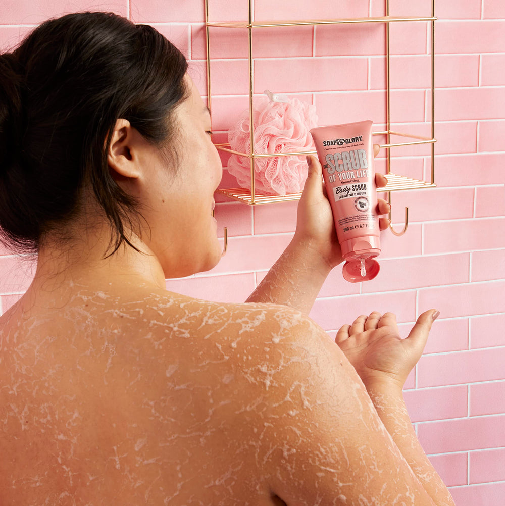 Fragancia de bergamota y rosa del exfoliante Original Pink para ducha sensorial.