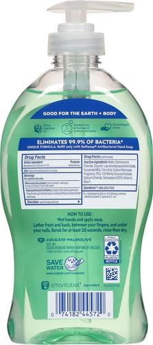 Manos recibiendo espuma de Softsoap durante el lavado