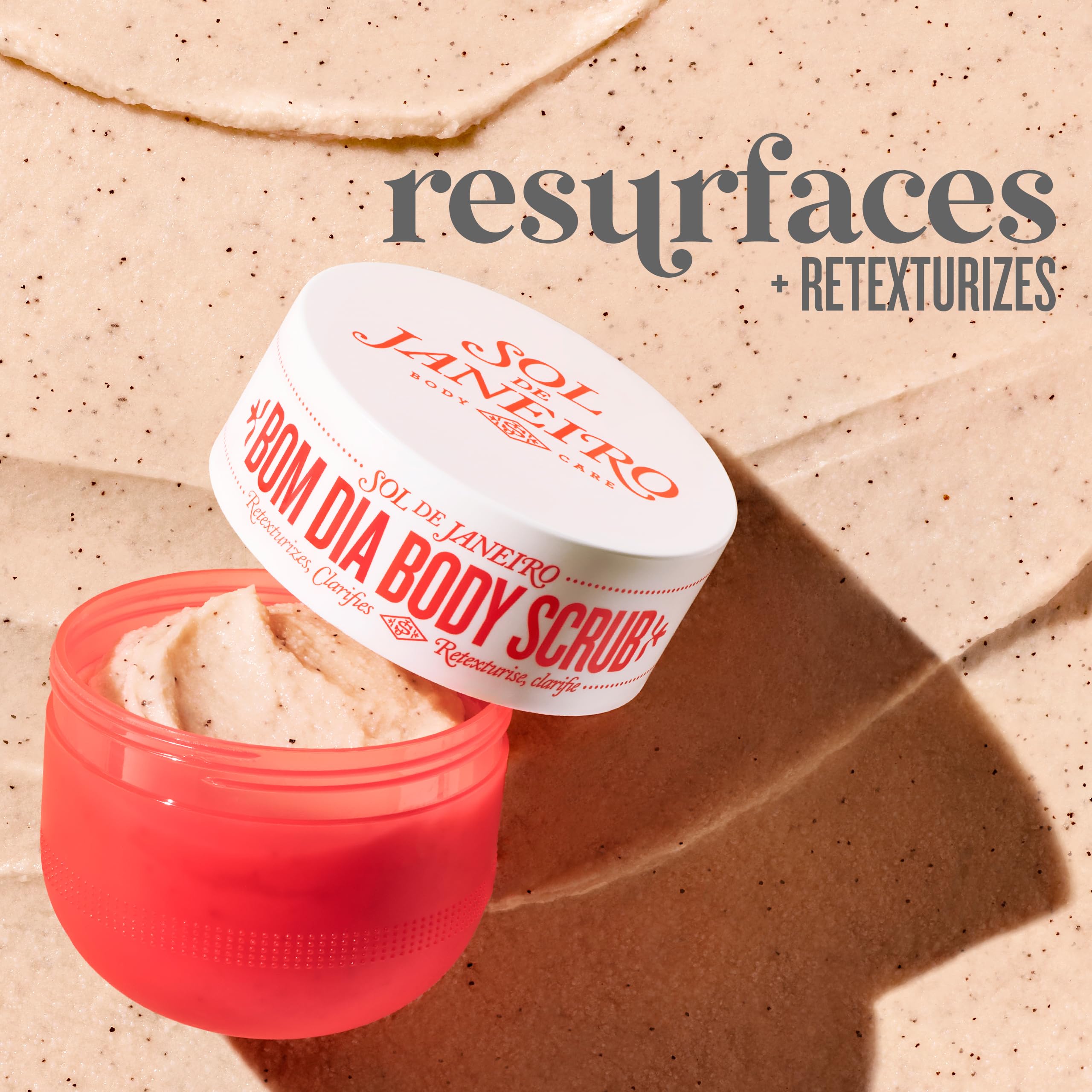 Sol de Janeiro Bom Dia Bright Scrub révèle les notes Cheirosa 40 pour une expérience parfumée durable.