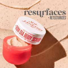 Sol de Janeiro Bom Dia Bright Scrub révèle les notes Cheirosa 40 pour une expérience parfumée durable.