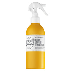 Sol de Janeiro Milky sin enjuague, botella en mano, para hidratar sin pesadez.