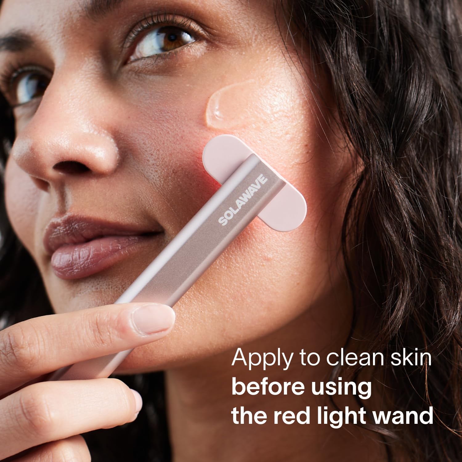 Solawave LightBoost serum-antiarrugas activa activos para una piel más suave.