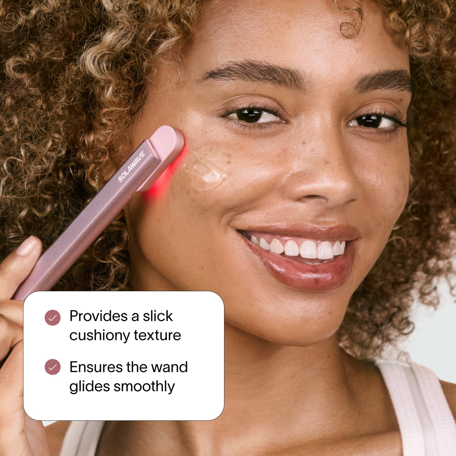 Solawave LightBoost serum-compatibilidad con dispositivos de luz para uso versátil.