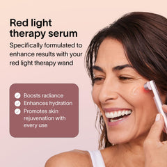 Solawave LightBoost Serum-deslizamiento suave facilita la aplicación durante cada sesión de luz.