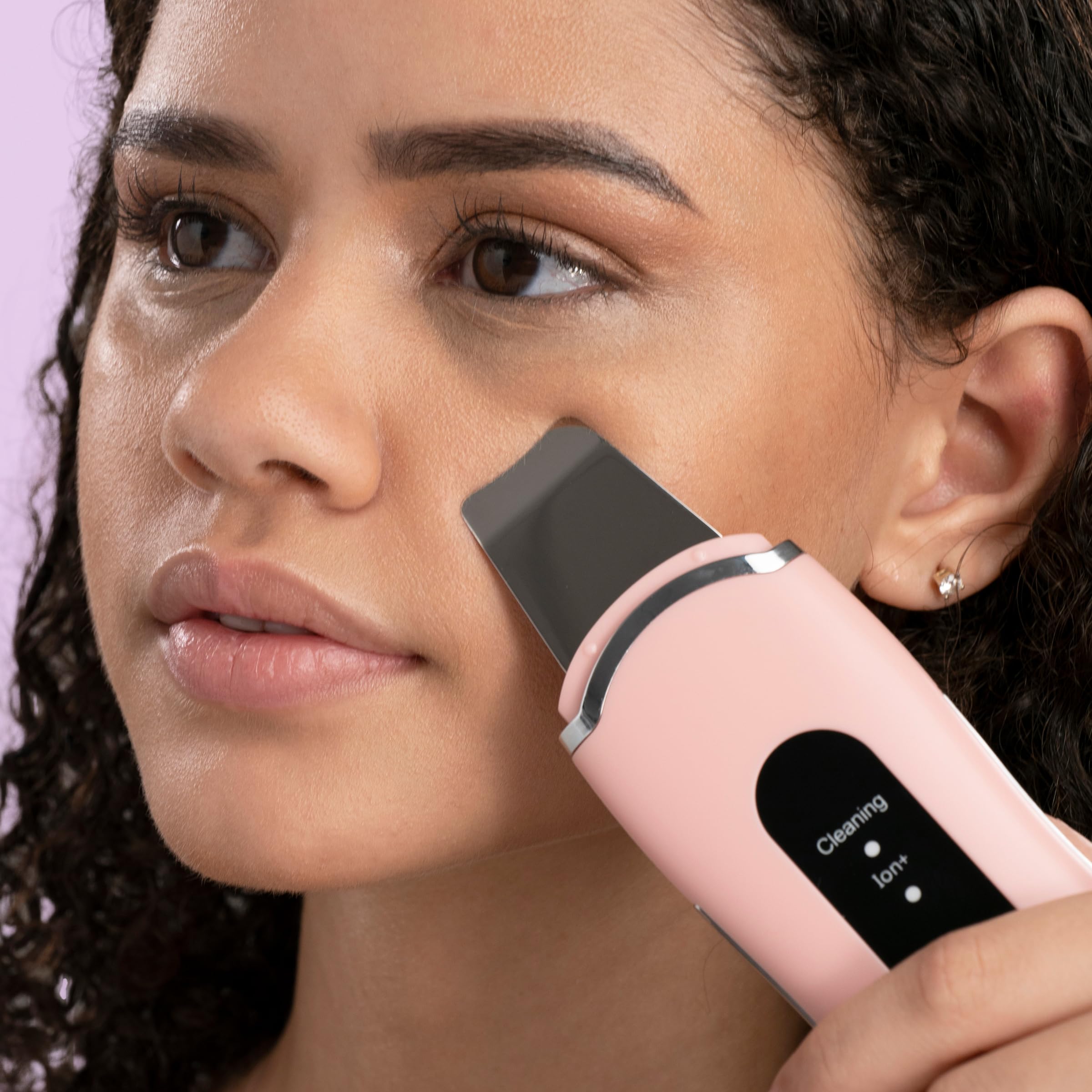 Spa Sciences LELA aplicación suave en rostro para una experiencia agradable.