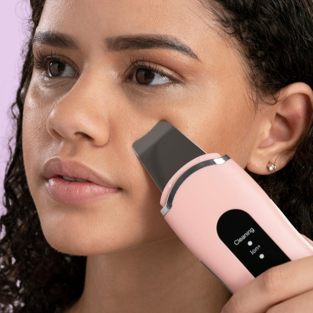 Spa Sciences LELA aplicación suave en rostro para una experiencia agradable.