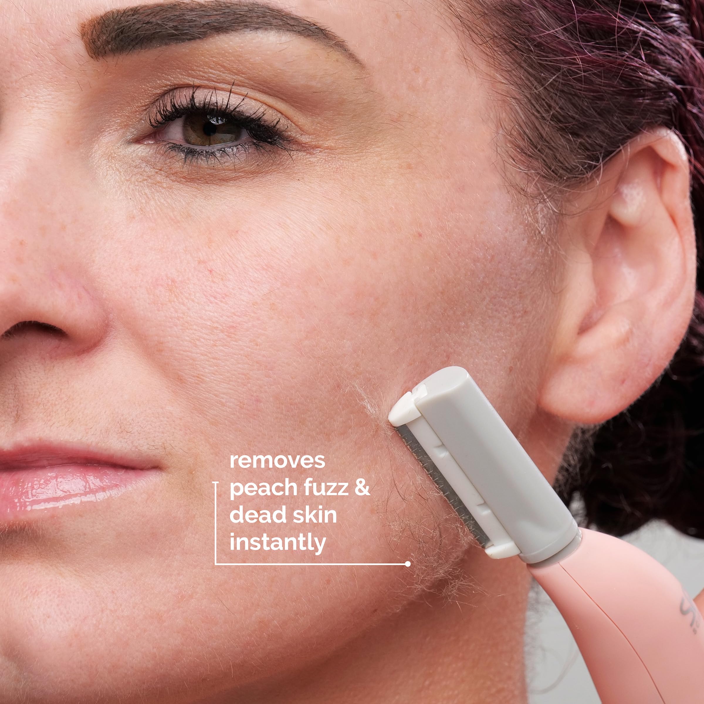 SIMA Dermaplane exfoliación facial suave durante tratamiento en casa
