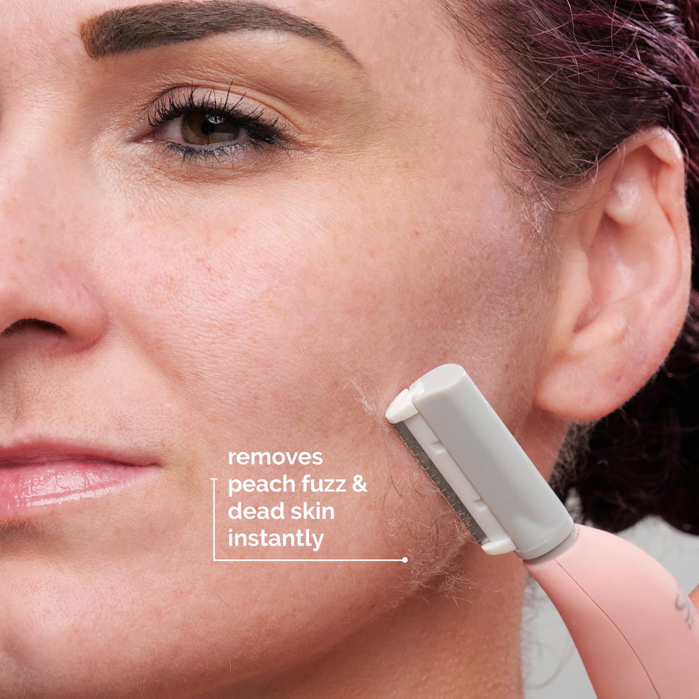 SIMA Dermaplane exfoliación facial suave durante tratamiento en casa