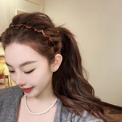 Diadema zigzag Spenlly para mujer en negro cafe, diseño cómodo y resistente.