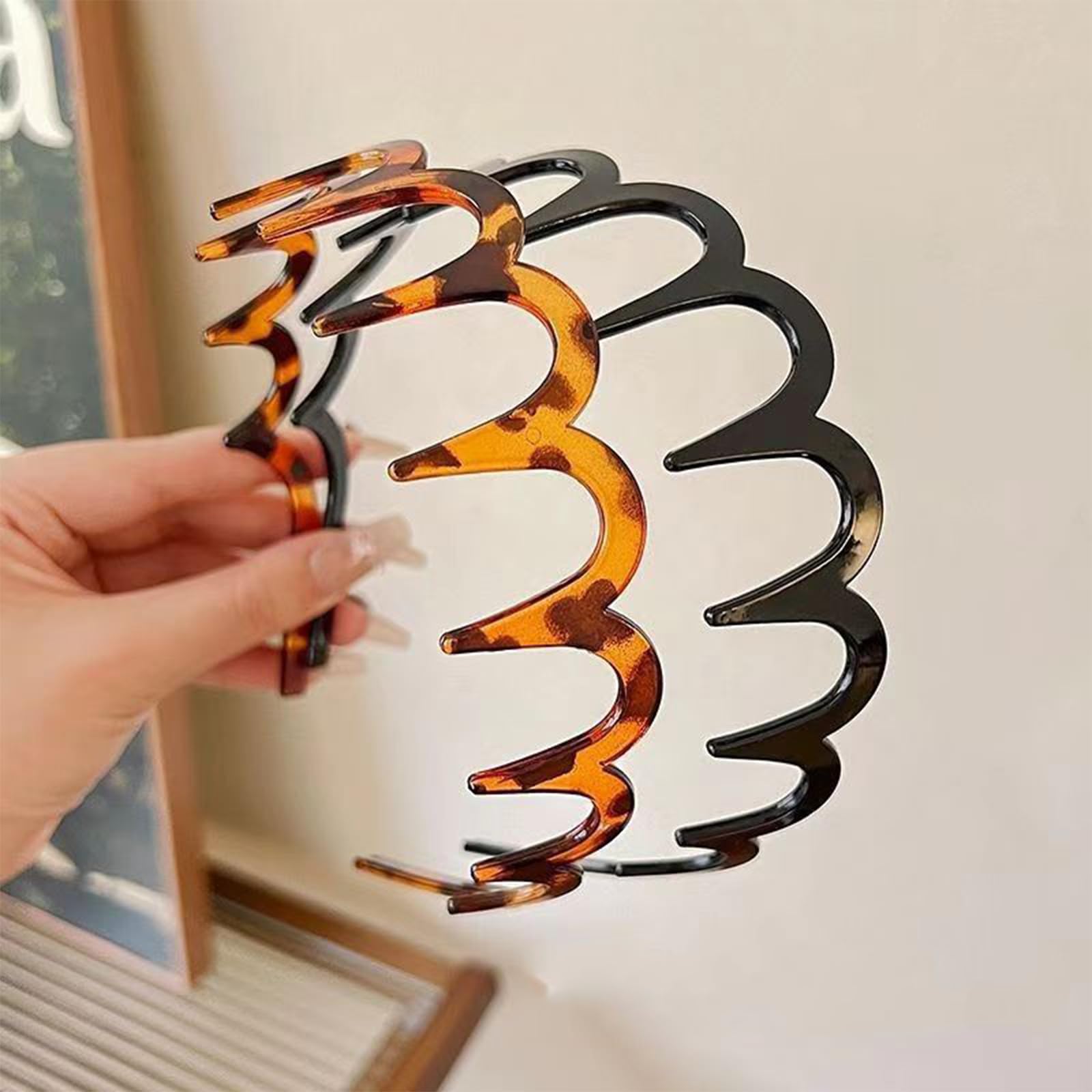 Paquete de dos diademas zig-zag de Spenlly, listo para regalar.