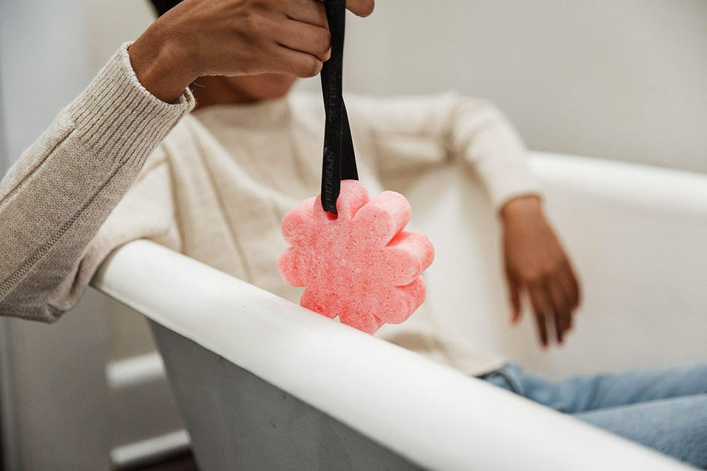 SPONGELLÉ Rosa búlgara esponja ducha revitalizante para piel limpia y fresca.