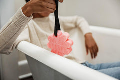 SPONGELLÉ Rosa búlgara esponja ducha revitalizante para piel limpia y fresca.