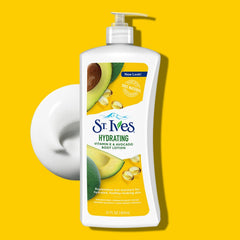 St. Ives Textura cremosa, la loción se desliza suavemente sobre la piel.